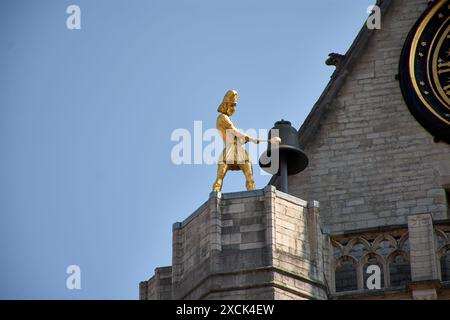 Détail architectural du Jacquemart (rempart), un automate doré qui sonne périodiquement une cloche près de l'horloge au-dessus de la porte d'entrée principale sud, Banque D'Images