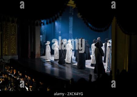 LVIV, UKRAINE - 14 JUIN 2024 - première nuit des dialogues des Carmélites opéra du compositeur et pianiste français Francis Poulenc, basé sur l'œuvre du même nom de Georges Bernanos, à l'Opéra National académique et au Théâtre de ballet de la Solomiia Krushelnytska à Lviv, dans l'ouest de l'Ukraine Banque D'Images