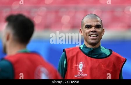 Leipzig, Allemagne. 17 juin 2024. Football, UEFA Euro 2024, Championnat d'Europe, Groupe F, entraînement final Portugal, le portugais Pepe réagit sur le terrain. Crédit : Hendrik Schmidt/dpa/Alamy Live News Banque D'Images