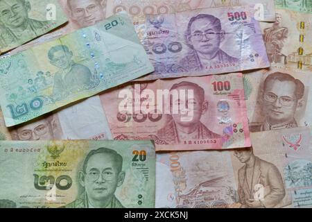 Pile de billets de banque thaïlandais baht comme arrière-plan. Banque D'Images