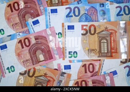 Pile de billets de 10, 20 et 50 euros. Banque D'Images