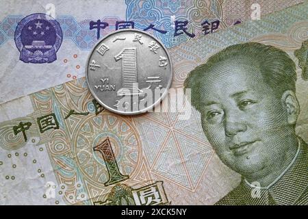 Une pièce de 1 yuan sur un billet de 1 yuan et un billet de 5 yuan. Banque D'Images