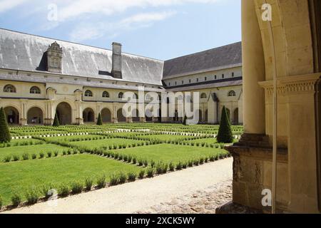 Vue sur les jardins depuis le cloître du Grand-Moutier. Abbaye de Fontevraud, Vallée de la Loire, France. Juin, été Banque D'Images