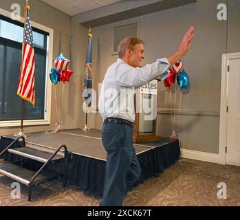 WICHITA, KANSAS - 15 JUIN 2024 le président du pouvoir judiciaire de la Chambre, Jim Jordan (R-OH), fait signe au groupe de partisans alors qu'il quitte le rassemblement de fonds pour le congrès Ron Estes Banque D'Images