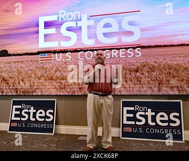 WICHITA, KANSAS - 15 JUIN 2024 le député Ron Estes (R-KS) se tient devant un panneau de campagne vidéo lors d'un rassemblement de fonds dans sa candidature pour la réélection au 4e siège du Congrès. Banque D'Images