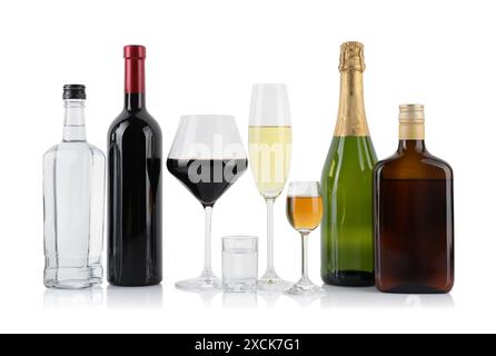 Bouteilles et verres avec différentes boissons alcoolisées isolées sur blanc Banque D'Images