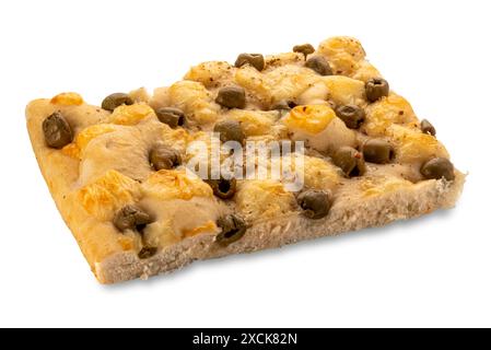 Focaccia au fromage et aux olives vertes, tranche de pain plate isolée sur blanc avec chemin de coupe inclus Banque D'Images