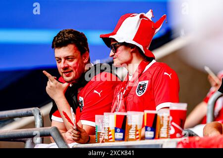 Dusseldorf, Allemagne. 17 juin 2024. DUSSELDORF, Dusseldorf Arena, 17-06-2024, Championnat d'Europe de Football Euro2024, match de groupes no.8 entre l'Autriche et la France, fans de l'Autriche crédit : Pro Shots/Alamy Live News Banque D'Images