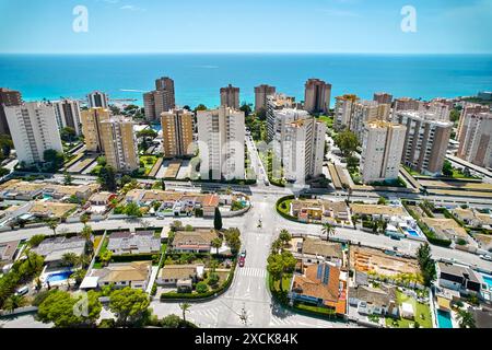 Vue aérienne Dehesa de Campoamor, village à Orihuela Costa. Quartier résidentiel avec des maisons, entouré de verdure, immeubles d'appartements près de la côte, Banque D'Images