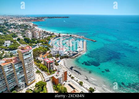 Prise de vue aérienne Dehesa de Campoamor, village d'Orihuela Costa. Quartier résidentiel avec des maisons, entouré de verdure, immeubles d'appartements près de la côte, Banque D'Images