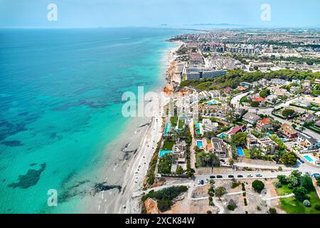 Prise de vue aérienne Dehesa de Campoamor, village d'Orihuela Costa. Quartier résidentiel avec des maisons, entouré de verdure, immeubles d'appartements près de la côte, Banque D'Images