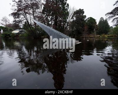 Christchurch, Nouvelle-Zélande - 2024 : diminuer et Ascend Stairway art installation sculpture illusion optique dans Kiosk Lake, Christchurch Botanic Gardens Banque D'Images