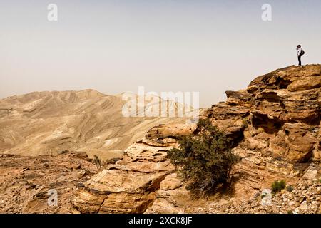 Randonneur solitaire dans la vallée de Wadi Rum, Jordanie Banque D'Images