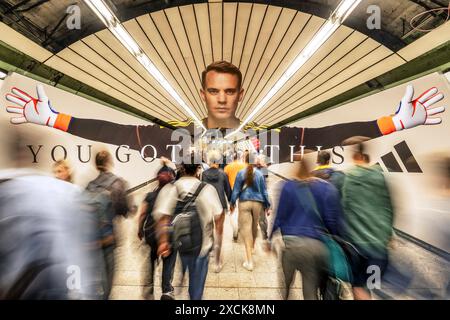 Überdimensionaler Manuel Neuer im U-Bahnhof Odeonsplatz, adidas Werbung zur Fußball-EM, München, Juni 2024 Deutschland, München, Juni 2024, überdimensionaler Manuel Neuer im U-Bahnhof Odeonsplatz, adidas Werbung zur Fußball-EM im Verbindungstunnel zwischen den beiden U-Bahn-Linien, Fahrgäste eilen vorbei, slogan You Got this, Foto perspektivisch perfekt in den Gang gesetzt, UEFA EURO 2024, Fußball-Europameisterschaft, Fußball, Sport, *** Manuel Neuer surdimensionné dans la station de métro Odeonsplatz, publicité adidas pour le Championnat d'Europe de football, Munich, juin 2024 Allemagne, Munich, juin Banque D'Images