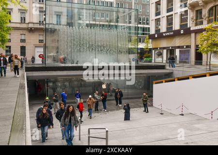 Extérieur du magasin phare Apple, avec la spectaculaire fontaine de cristal et l'entrée souterraine, dans la Piazza Liberty centrale, Milan, Italie Banque D'Images