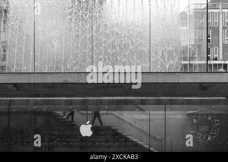 Détail du cristal du magasin phare Apple à Piazza Liberty, Milan, Lombardie, Italie Banque D'Images