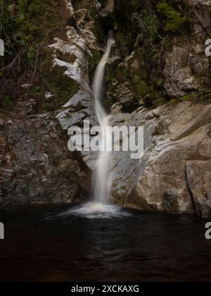 Photo longue exposition de la paisible cascade idyllique Dorothy Falls eau coulant près du lac Kaniere, paysage naturel de la côte ouest de l'île du Sud N Banque D'Images