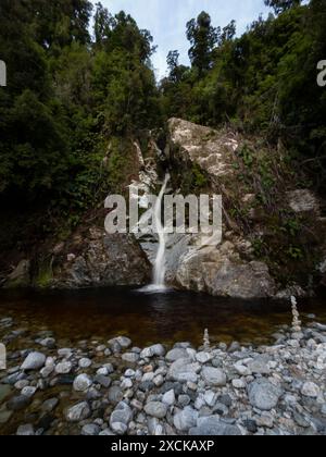 Photo longue exposition de la paisible cascade idyllique Dorothy Falls eau coulant près du lac Kaniere, paysage naturel de la côte ouest de l'île du Sud N Banque D'Images