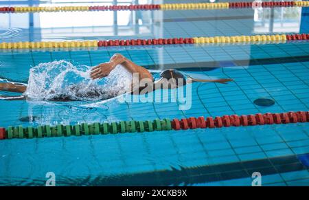 Nageur professionnel de natation de la course avant. Concept de compétition freestyle. Banque D'Images