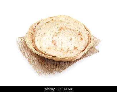 Savoureuses tortillas maison dans un panier en osier isolé sur blanc Banque D'Images