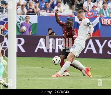 Francfort, Allemagne. 17 juin 2024. Le belge Jeremy Doku et le slovaque Milan Skriniar photographiés en action lors d'un match de football entre l'équipe nationale belge de football Red Devils et la Slovaquie, lundi 17 juin 2024 à Francfort-sur-le-main, en Allemagne, le premier match de la phase de groupes des championnats européens de l'UEFA Euro 2024. BELGA PHOTO BRUNO FAHY crédit : Belga News Agency/Alamy Live News Banque D'Images