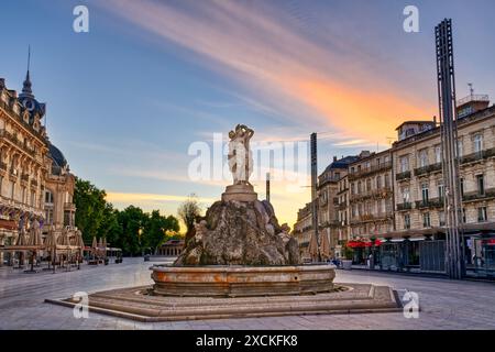 Troupeau de pigeons devant la Fontaine des trois grâces, Montpellier, Occitanie, France Banque D'Images