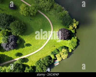 Maidstone, Kent, Royaume-Uni. Vue drone au-dessus de Mote Park regardant vers le bas sur la rivière Len et un sentier à travers le parc Banque D'Images