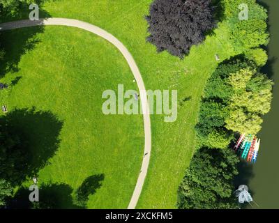 Maidstone, Kent, Royaume-Uni. Vue drone au-dessus de Mote Park regardant vers le bas sur la rivière Len et un sentier à travers le parc Banque D'Images