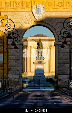 Statue de Louis XIV derrière la porte du Peyrou, Montpellier, Occitanie, France Banque D'Images