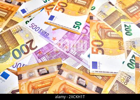 Allemagne - 17 juin 2024 : divers billets de banque sont répartis en pile. Billets de 50 euros, 200 â et 500 euros, symbolisant beaucoup d'argent. *** Verschiedene Geldscheine, bzw. Banknoten auf einem Haufen ausgebreitet. 50 euros, 200 â et 500 euros Scheine, symbolisiert viel Geld. Banque D'Images