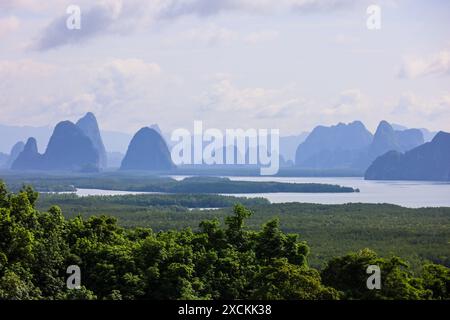 Vue sur la baie de Phang Nga en Thaïlande depuis Samet Nangshe. Paysage pittoresque avec des îles rocheuses sur la côte de la mer Banque D'Images