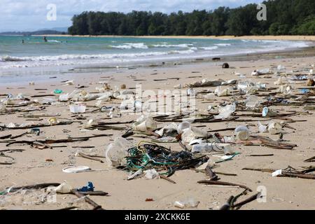 Pollution mondiale des océans, déchets plastiques sur une plage de sable de mer en Asie du Sud-est Banque D'Images