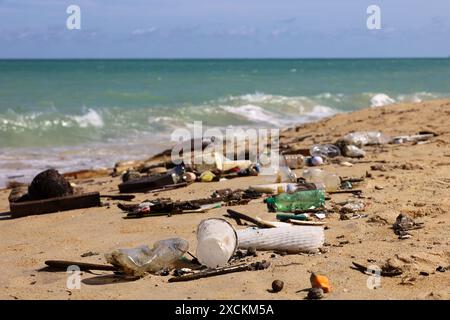 Pollution mondiale des océans, déchets plastiques sur une plage de sable de mer en Asie du Sud-est Banque D'Images