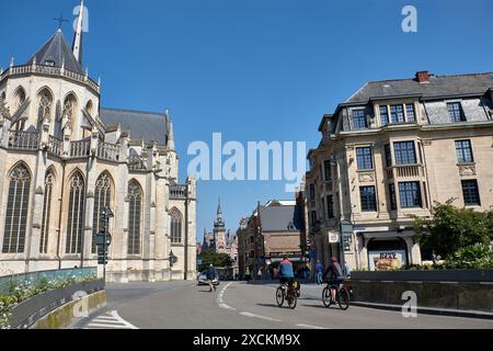 Louvain, Belgique ; juin,07,2024 ; abside à l'extrémité est de l'église Saint-Pierre (Saint-Pétersskerk) à Louvain, Belgique. Gros plan de l'abside avec des contreforts et Banque D'Images