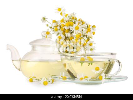 Tisane aromatique aux fleurs de camomille isolées sur blanc Banque D'Images