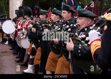 Irish Pipers jouant des cornemuses et Drummers of Irish Guards Marching Band Trooping the Colour Color The Mall London 2024 Banque D'Images