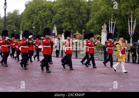 Marching Grenadier Guards Band jouant des trombones Trooping the Colour Color The Mall London 2024 Banque D'Images