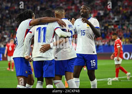 Duesseldorf, Allemagne. 17 juin 2024. Football, UEFA Euro 2024, Championnat d'Europe, tour préliminaire, Groupe d, journée 1, Autriche - France, Düsseldorf Arena, les joueurs français célèbrent le 1:0. Crédit : Marius Becker/dpa/Alamy Live News Banque D'Images