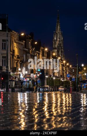 Laeken, région de Bruxelles-capitale - Belgique- 11 09 2021: Les lumières de la ville se reflètent dans la pluie des pierres de la place de la vieille ville Banque D'Images