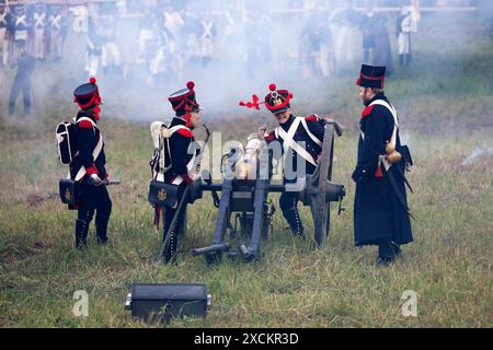 Soldats buteurs de l'armée française de Napoléon et canon d'artillerie du 19ème siècle lors de la fête des temps et des époques de reconstruction historique Banque D'Images