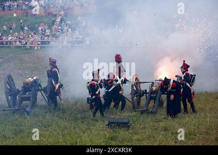 Soldats buteurs de l'armée française de Napoléon et canon d'artillerie du 19ème siècle lors de la fête des temps et des époques de reconstruction historique Banque D'Images