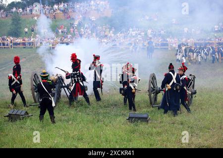 Soldats buteurs de l'armée française de Napoléon et canon d'artillerie du 19ème siècle lors de la fête des temps et des époques de reconstruction historique Banque D'Images