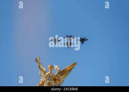 Royal Air Force Lockheed Martin section des avions de chasse F-35 du King's Birthday Flypast après avoir troopé la couleur 2024 dans le Mall, Londres, Royaume-Uni Banque D'Images