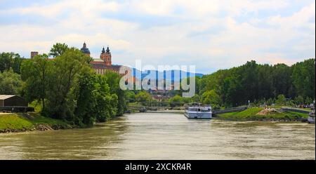 Melk, Autriche, 23-05-24. L'abbaye de Melk est située sur une colline surplombant le Danube. Un bateau de croisière fluviale est amarré pour permettre aux passagers de se retirer Banque D'Images