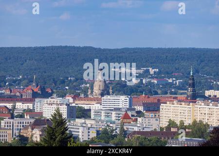 Fernblick auf Dresden von Westen gesehen Stadtbild Dresden mit Gebäuden und markannten Sehenswürdigkeiten Frauenkirche und Kreuzkirche mit Blick auf die Heide Dresde Sachsen Deutschland *** vue lointaine de Dresde vue depuis l'ouest du paysage urbain de Dresde avec des bâtiments et célèbres sites Frauenkirche et Kreuzkirche avec vue sur la lande Dresde Saxe Allemagne Banque D'Images