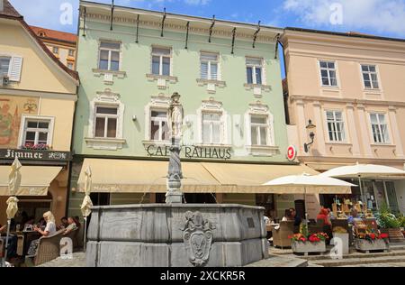 Melk, basse-Autriche, 23-05-24. La fontaine Coloman avec une statue du saint est au centre de la place de la mairie, il était le fils d'un Kin irlandais Banque D'Images