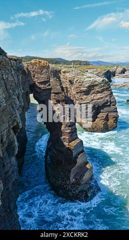 Arches de roche naturelle, sur la plage des Cathédrales à marée basse (côte cantabrique, Lugo (Galice), Espagne). Banque D'Images