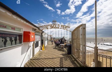 Southwold Pier Boardwalk et panneau à Southwold, Suffolk, Royaume-Uni le 14 juin 2024 Banque D'Images