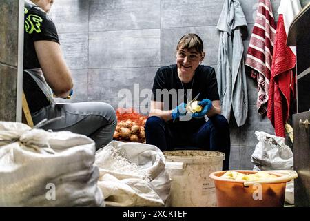 Kharkiv, Ukraine, 17 juin 2024 des bénévoles de l’organisation caritative Palyanica préparent des repas faits maison pour les soldats ukrainiens. Certains plats sont cuisinés Banque D'Images