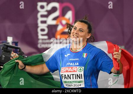 Sara Fantini, de l'Italie, célèbre après avoir participé à la finale féminine du lancer de marteau lors des Championnats d'Europe d'athlétisme au stade Olimpico à Rome (Italie), le 10 juin 2024. Sara Fantini s'est classée première en remportant la médaille d'or. Banque D'Images